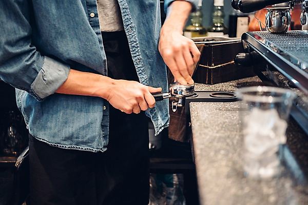 포토 JPG 손 남자 커피 맨라이프 실내 한명 서기 상반신 20대 아웃포커스 카페 한국인 커피메이커 바리스타 성인남자한명만 국내포토 직업 1 라이프스타일 음료 모션 촬영기법 사람 동양인 청년 내부 신체부위 상점 커피용품 남자한명만 성인남자만 파일형식