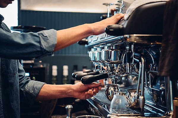 포토 JPG 남자 커피 맨라이프 실내 한명 서기 상반신 20대 옆모습 아웃포커스 카페 한국인 커피메이커 바리스타 에스프레소 성인남자한명만 국내포토 직업 1 라이프스타일 음료 뷰포인트 모션 촬영기법 사람 동양인 청년 내부 상점 커피용품 남자한명만 성인남자만 파일형식