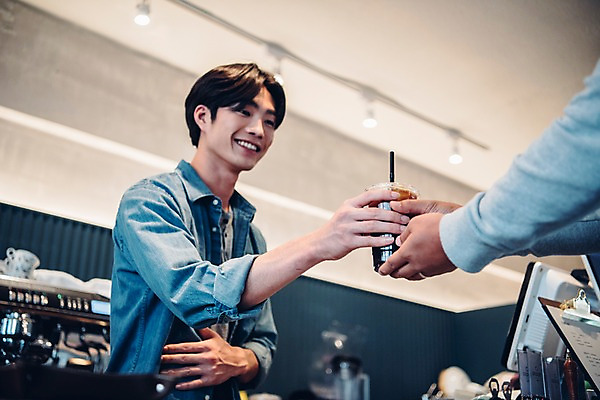 포토 JPG 남자 맨라이프 실내 서기 웃음 상반신 20대 두명 앞모습 아웃포커스 카페 한국인 주기 주문 아이스커피 아르바이트 성인남자만 최저임금 비정규직 국내포토 라이프스타일 커피 뷰포인트 비즈니스 모션 촬영기법 표정 사람 동양인 청년 내부 경제 상점 남자만 성인만 파일형식