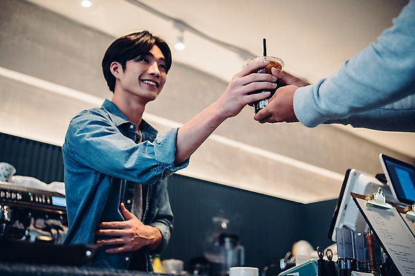 포토 JPG 남자 맨라이프 실내 서기 웃음 상반신 20대 두명 앞모습 아웃포커스 카페 한국인 주기 주문 아이스커피 아르바이트 성인남자만 최저임금 비정규직 국내포토 라이프스타일 커피 뷰포인트 비즈니스 모션 촬영기법 표정 사람 동양인 청년 내부 경제 상점 남자만 성인만 파일형식