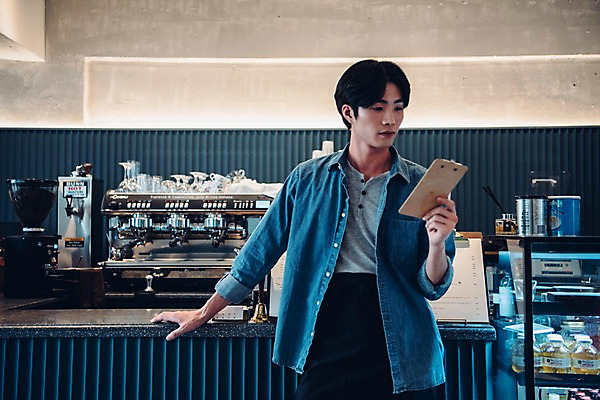 포토 JPG 남자 맨라이프 실내 한명 서기 들기 상반신 20대 앞모습 카페 한국인 계산서 성인남자한명만 국내포토 1 라이프스타일 뷰포인트 모션 사람 동양인 청년 내부 상점 남자한명만 성인남자만 파일형식