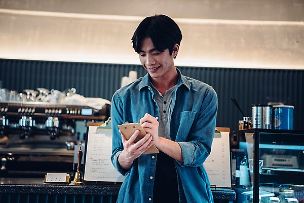 포토 JPG 남자 맨라이프 실내 한명 서기 웃음 상반신 20대 앞모습 아웃포커스 카페 한국인 주문 계산서 성인남자한명만 국내포토 1 라이프스타일 뷰포인트 모션 촬영기법 표정 사람 동양인 청년 내부 상점 남자한명만 성인남자만 파일형식