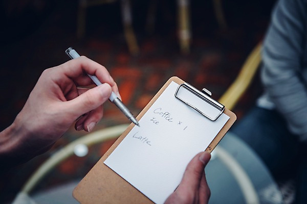 포토 JPG 손 맨라이프 탁자 앉기 두명 아웃포커스 신체부위 볼펜 카페 주문 계산서 성인남자만 국내포토 라이프스타일 남자 가구 모션 촬영기법 사람 펜 상점 남자만 성인만 파일형식