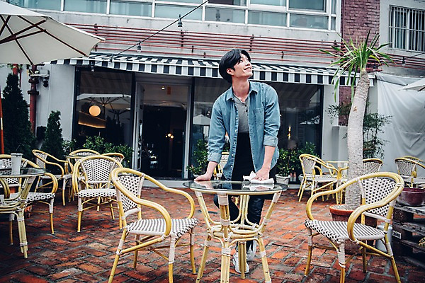 포토 JPG 주간 전신 응시 남자 맨라이프 의자 탁자 한명 서기 웃음 20대 야외 앞모습 카페 한국인 행주 성인남자한명만 국내포토 자연요소 1 라이프스타일 시선 뷰포인트 가구 모션 표정 사람 동양인 청년 상점 청소도구 남자한명만 성인남자만 파일형식