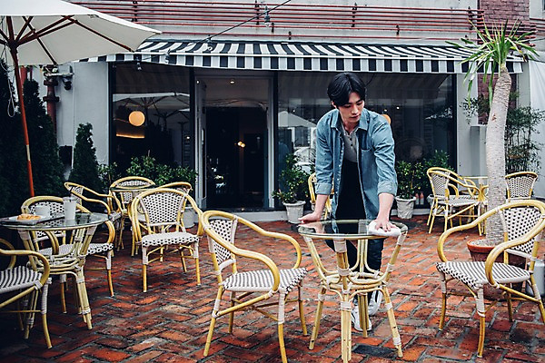 포토 JPG 주간 전신 남자 맨라이프 의자 탁자 한명 서기 20대 야외 앞모습 카페 한국인 행주 성인남자한명만 국내포토 자연요소 1 라이프스타일 뷰포인트 가구 모션 사람 동양인 청년 상점 청소도구 남자한명만 성인남자만 파일형식