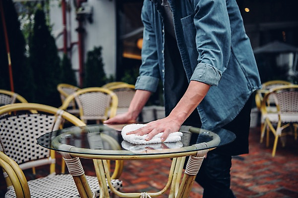 포토 JPG 주간 남자 맨라이프 의자 탁자 한명 서기 상반신 20대 야외 앞모습 아웃포커스 카페 한국인 행주 성인남자한명만 국내포토 자연요소 1 라이프스타일 뷰포인트 가구 모션 촬영기법 사람 동양인 청년 상점 청소도구 남자한명만 성인남자만 파일형식