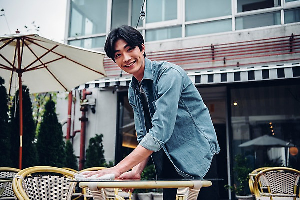 포토 JPG 주간 남자 맨라이프 의자 탁자 한명 서기 웃음 상반신 20대 야외 옆모습 카페 한국인 행주 성인남자한명만 국내포토 자연요소 1 라이프스타일 뷰포인트 가구 모션 표정 사람 동양인 청년 상점 청소도구 남자한명만 성인남자만 파일형식
