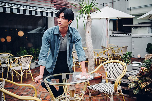 포토 JPG 주간 남자 맨라이프 의자 탁자 한명 서기 상반신 20대 야외 앞모습 카페 한국인 행주 성인남자한명만 국내포토 자연요소 1 라이프스타일 뷰포인트 가구 모션 사람 동양인 청년 상점 청소도구 남자한명만 성인남자만 파일형식