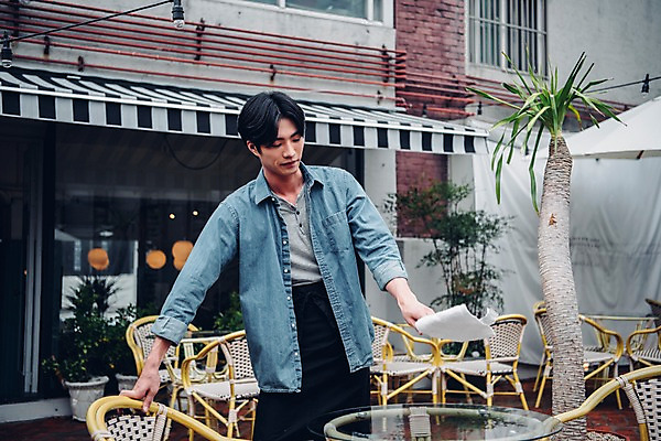 포토 JPG 주간 남자 맨라이프 의자 탁자 한명 서기 상반신 20대 야외 앞모습 카페 한국인 행주 성인남자한명만 국내포토 자연요소 1 라이프스타일 뷰포인트 가구 모션 사람 동양인 청년 상점 청소도구 남자한명만 성인남자만 파일형식