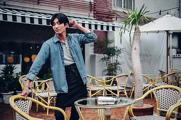 포토 JPG 주간 남자 맨라이프 의자 탁자 한명 서기 상반신 20대 야외 앞모습 카페 한국인 행주 성인남자한명만 국내포토 자연요소 1 라이프스타일 뷰포인트 가구 모션 사람 동양인 청년 상점 청소도구 남자한명만 성인남자만 파일형식