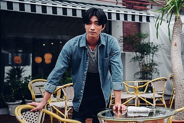 포토 JPG 주간 남자 맨라이프 의자 탁자 한명 서기 상반신 20대 야외 앞모습 카페 한국인 행주 성인남자한명만 국내포토 자연요소 1 라이프스타일 뷰포인트 가구 모션 사람 동양인 청년 상점 청소도구 남자한명만 성인남자만 파일형식