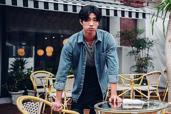 포토 JPG 주간 남자 맨라이프 의자 탁자 한명 서기 상반신 20대 야외 앞모습 카페 한국인 행주 성인남자한명만 국내포토 자연요소 1 라이프스타일 뷰포인트 가구 모션 사람 동양인 청년 상점 청소도구 남자한명만 성인남자만 파일형식