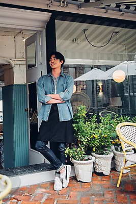 포토 JPG 주간 전신 남자 화분 맨라이프 한명 서기 웃음 20대 야외 앞모습 팔짱 앞치마 카페 한국인 성인남자한명만 국내포토 자연요소 1 라이프스타일 뷰포인트 모션 표정 사람 동양인 청년 상점 남자한명만 성인남자만 파일형식