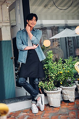 포토 JPG 주간 전신 남자 화분 맨라이프 한명 서기 웃음 20대 야외 앞모습 앞치마 카페 한국인 성인남자한명만 국내포토 자연요소 1 라이프스타일 뷰포인트 모션 표정 사람 동양인 청년 상점 남자한명만 성인남자만 파일형식