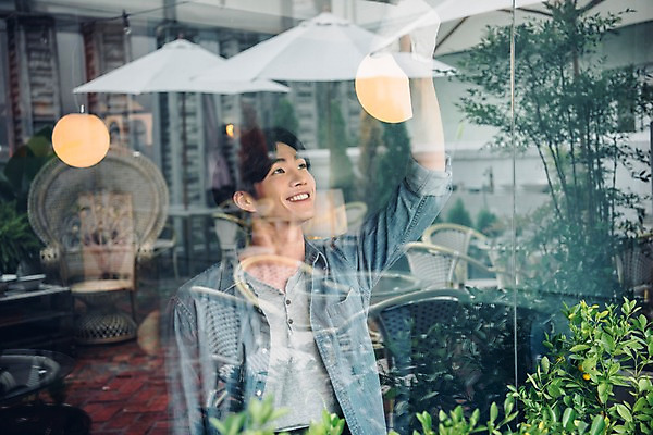 포토 JPG 주간 남자 맨라이프 한명 서기 웃음 상반신 20대 야외 앞모습 카페 한국인 걸레 유리창닦기 성인남자한명만 국내포토 자연요소 1 라이프스타일 뷰포인트 모션 표정 사람 동양인 청년 상점 청소도구 닦기 남자한명만 성인남자만 파일형식