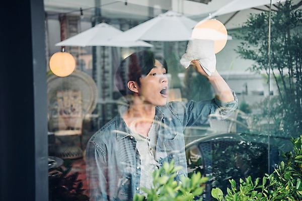 포토 JPG 주간 남자 맨라이프 한명 서기 상반신 20대 야외 앞모습 카페 한국인 걸레 유리창닦기 성인남자한명만 국내포토 자연요소 1 라이프스타일 뷰포인트 모션 사람 동양인 청년 상점 청소도구 닦기 남자한명만 성인남자만 파일형식