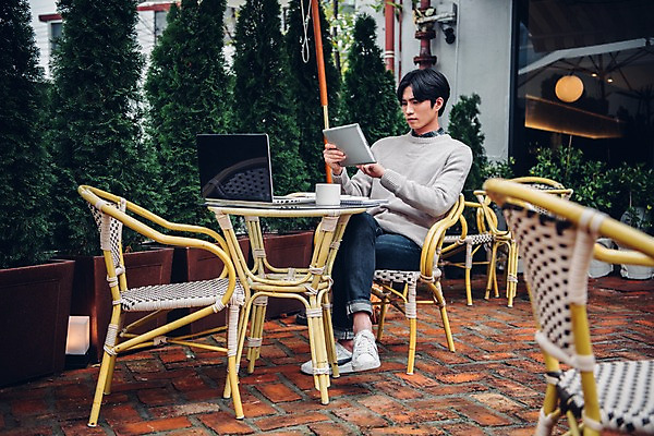 포토 JPG 주간 전신 남자 커피 맨라이프 의자 탁자 한명 들기 앉기 20대 야외 앞모습 노트북 태블릿 카페 한국인 머그컵 다리꼬기 성인남자한명만 국내포토 자연요소 1 라이프스타일 음료 뷰포인트 가구 모션 사람 동양인 청년 컵 전자제품 스마트기기 상점 남자한명만 성인남자만 파일형식