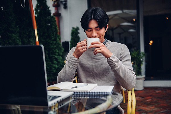 포토 JPG 주간 남자 커피 맨라이프 의자 탁자 한명 들기 앉기 상반신 20대 야외 앞모습 아웃포커스 책 노트북 카페 한국인 머그컵 마시기 성인남자한명만 국내포토 자연요소 1 라이프스타일 음료 뷰포인트 가구 모션 촬영기법 사람 동양인 청년 컵 전자제품 상점 남자한명만 성인남자만 파일형식