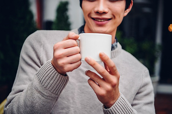 포토 JPG 주간 남자 커피 맨라이프 한명 웃음 앉기 상반신 20대 야외 앞모습 아웃포커스 한국인 머그컵 성인남자한명만 국내포토 자연요소 1 라이프스타일 음료 뷰포인트 모션 촬영기법 표정 사람 동양인 청년 컵 남자한명만 성인남자만 파일형식