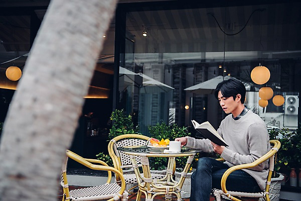 포토 JPG 주간 남자 커피 음식 맨라이프 의자 오렌지 탁자 한명 앉기 상반신 20대 야외 옆모습 아웃포커스 책 독서 카페 한국인 머그컵 안식처 성인남자한명만 국내포토 자연요소 1 라이프스타일 음료 뷰포인트 가구 과일 모션 휴식 촬영기법 사람 동양인 청년 컵 상점 남자한명만 성인남자만 파일형식