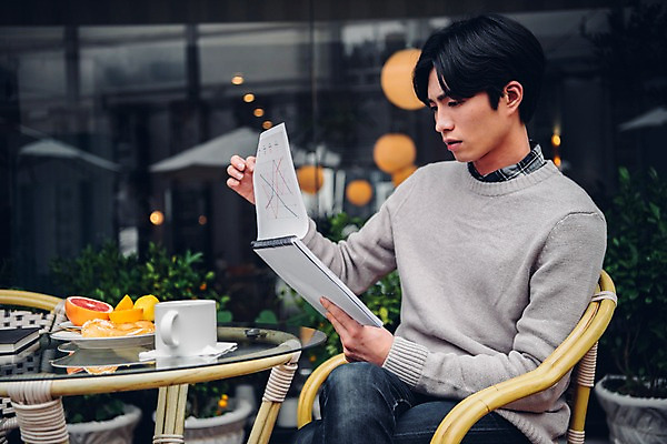 포토 JPG 주간 남자 커피 음식 맨라이프 의자 오렌지 탁자 한명 앉기 상반신 20대 야외 앞모습 카페 한국인 문서 성인남자한명만 국내포토 자연요소 1 라이프스타일 음료 뷰포인트 가구 과일 모션 사람 동양인 청년 상점 남자한명만 성인남자만 파일형식