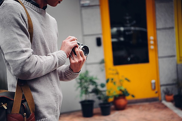 포토 JPG 주간 남자 맨라이프 한명 서기 들기 상반신 20대 야외 옆모습 아웃포커스 카메라 한국인 크로스백 성인남자한명만 국내포토 자연요소 1 라이프스타일 뷰포인트 가방 모션 촬영기법 사람 동양인 청년 전자제품 남자한명만 성인남자만 파일형식