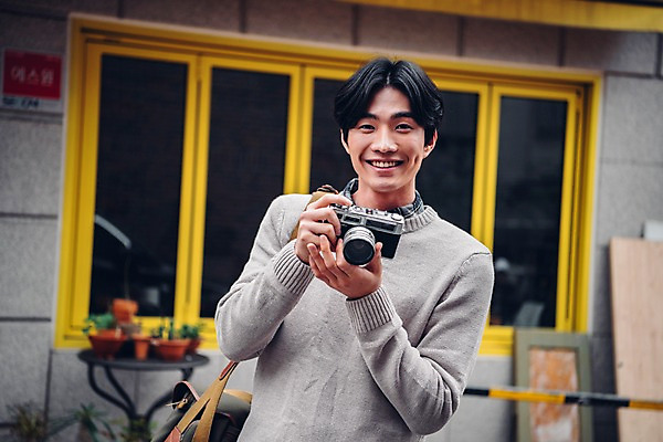 포토 JPG 주간 남자 맨라이프 한명 서기 웃음 들기 상반신 20대 야외 앞모습 아웃포커스 카메라 한국인 크로스백 성인남자한명만 국내포토 자연요소 1 라이프스타일 뷰포인트 가방 모션 촬영기법 표정 사람 동양인 청년 전자제품 남자한명만 성인남자만 파일형식