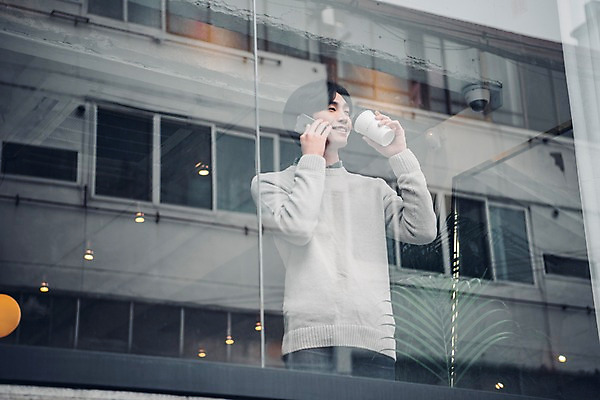 포토 JPG 주간 남자 커피 맨라이프 한명 서기 웃음 상반신 20대 야외 앞모습 스마트폰 카페 한국인 창가 통화 테이크아웃컵 성인남자한명만 국내포토 자연요소 1 라이프스타일 음료 뷰포인트 창문 모션 표정 사람 동양인 청년 컵 핸드폰 스마트기기 상점 남자한명만 성인남자만 파일형식