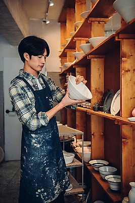 포토 JPG 남자 맨라이프 선반 실내 한명 서기 들기 상반신 20대 옆모습 앞치마 한국인 도자기 작업실 성인남자한명만 도자기공방 국내포토 1 라이프스타일 뷰포인트 가구 모션 사람 동양인 청년 내부 공예 남자한명만 성인남자만 파일형식