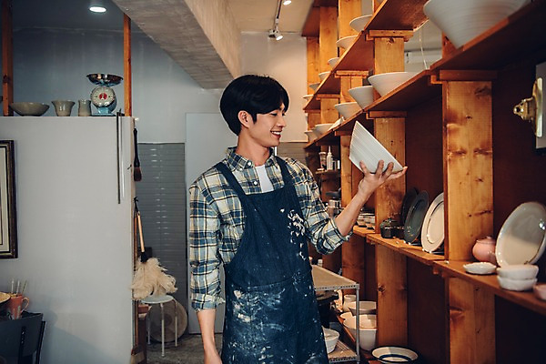 포토 JPG 남자 맨라이프 선반 실내 한명 서기 웃음 들기 상반신 20대 옆모습 앞치마 한국인 도자기 작업실 성인남자한명만 도자기공방 국내포토 1 라이프스타일 뷰포인트 가구 모션 표정 사람 동양인 청년 내부 공예 남자한명만 성인남자만 파일형식