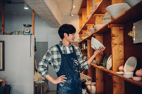 포토 JPG 남자 맨라이프 선반 실내 한명 서기 웃음 들기 상반신 20대 옆모습 앞치마 한국인 도자기 작업실 성인남자한명만 도자기공방 국내포토 1 라이프스타일 뷰포인트 가구 모션 표정 사람 동양인 청년 내부 공예 남자한명만 성인남자만 파일형식