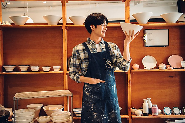 포토 JPG 남자 맨라이프 선반 실내 한명 서기 웃음 들기 상반신 20대 앞모습 앞치마 한국인 도자기 작업실 성인남자한명만 도자기공방 국내포토 1 라이프스타일 뷰포인트 가구 모션 표정 사람 동양인 청년 내부 공예 남자한명만 성인남자만 파일형식