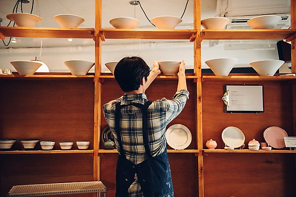 포토 JPG 남자 맨라이프 선반 실내 한명 서기 상반신 20대 뒷모습 앞치마 한국인 도자기 작업실 성인남자한명만 도자기공방 국내포토 1 라이프스타일 뷰포인트 가구 모션 사람 동양인 청년 내부 공예 남자한명만 성인남자만 파일형식
