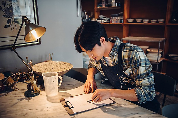 포토 JPG 남자 맨라이프 실내 한명 앉기 상반신 20대 옆모습 연필 앞치마 한국인 스탠드 도자기 작업실 스케치 성인남자한명만 도자기공방 국내포토 1 라이프스타일 뷰포인트 모션 학용품 조명 미술 사람 동양인 청년 내부 필기구 공예 남자한명만 성인남자만 파일형식