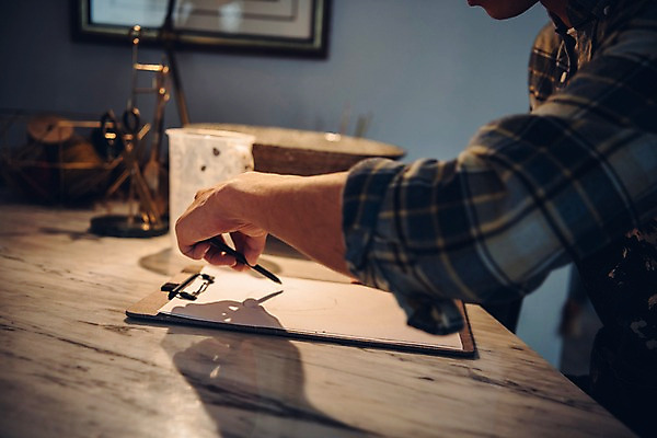 포토 JPG 남자 맨라이프 실내 한명 앉기 상반신 20대 옆모습 아웃포커스 연필 앞치마 한국인 도자기 작업실 스케치 성인남자한명만 국내포토 1 라이프스타일 뷰포인트 모션 학용품 촬영기법 미술 사람 동양인 청년 내부 필기구 남자한명만 성인남자만 파일형식