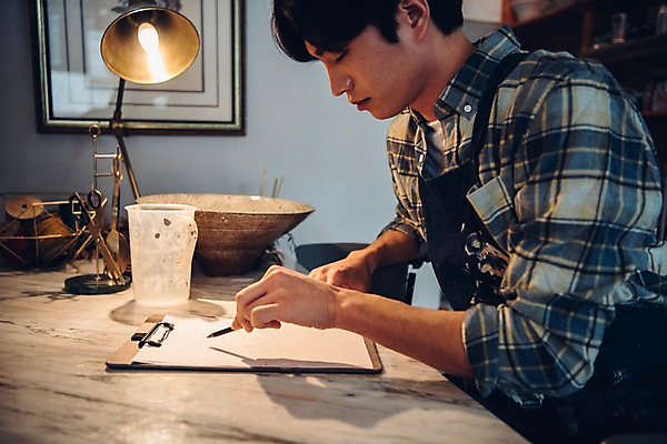 포토 JPG 남자 맨라이프 실내 한명 앉기 상반신 20대 옆모습 연필 앞치마 한국인 스탠드 도자기 작업실 스케치 성인남자한명만 국내포토 1 라이프스타일 뷰포인트 모션 학용품 조명 미술 사람 동양인 청년 내부 필기구 남자한명만 성인남자만 파일형식