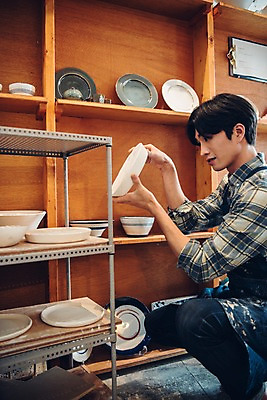 포토 JPG 접시 남자 맨라이프 선반 실내 한명 앉기 상반신 20대 옆모습 앞치마 한국인 도자기 작업실 성인남자한명만 도자기공방 국내포토 1 라이프스타일 식기 뷰포인트 가구 모션 사람 동양인 청년 내부 공예 남자한명만 성인남자만 파일형식