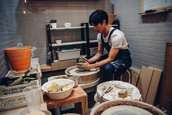 포토 JPG 남자 맨라이프 실내 한명 앉기 상반신 20대 옆모습 앞치마 한국인 도자기 작업실 도자기물레 성인남자한명만 도자기공방 국내포토 1 라이프스타일 뷰포인트 모션 사람 동양인 청년 내부 공예 물레 남자한명만 성인남자만 파일형식