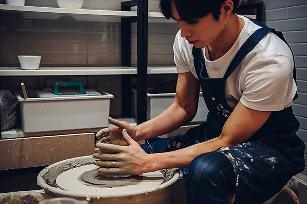 포토 JPG 남자 맨라이프 실내 한명 앉기 상반신 20대 옆모습 앞치마 한국인 도자기 작업실 도자기물레 성인남자한명만 도자기공방 국내포토 1 라이프스타일 뷰포인트 모션 사람 동양인 청년 내부 공예 물레 남자한명만 성인남자만 파일형식