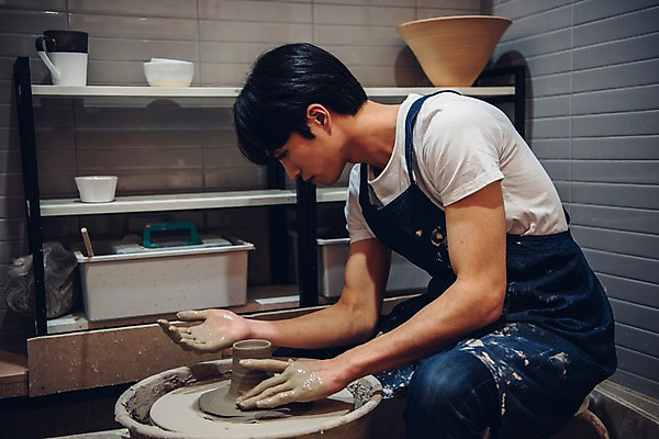 포토 JPG 남자 맨라이프 실내 한명 앉기 상반신 20대 옆모습 앞치마 한국인 도자기 작업실 도자기물레 성인남자한명만 도자기공방 국내포토 1 라이프스타일 뷰포인트 모션 사람 동양인 청년 내부 공예 물레 남자한명만 성인남자만 파일형식