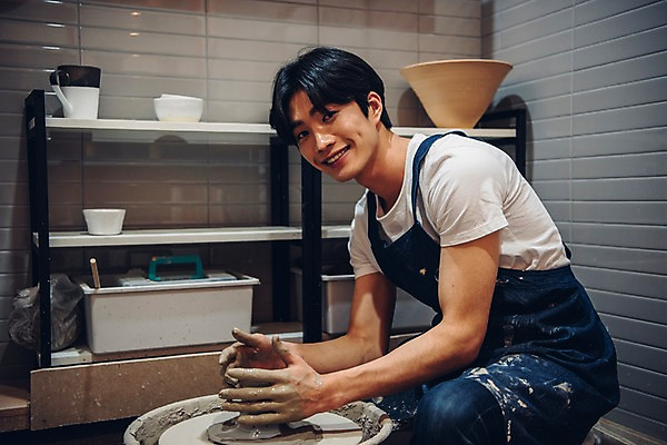 포토 JPG 남자 맨라이프 실내 한명 웃음 앉기 상반신 20대 옆모습 앞치마 한국인 도자기 작업실 도자기물레 성인남자한명만 도자기공방 국내포토 1 라이프스타일 뷰포인트 모션 표정 사람 동양인 청년 내부 공예 물레 남자한명만 성인남자만 파일형식