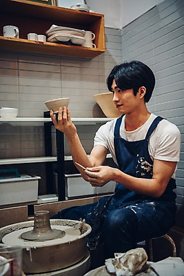 포토 JPG 남자 맨라이프 실내 한명 앉기 상반신 20대 앞모습 앞치마 한국인 도자기 작업실 도자기물레 성인남자한명만 도자기공방 국내포토 1 라이프스타일 뷰포인트 모션 사람 동양인 청년 내부 공예 물레 남자한명만 성인남자만 파일형식