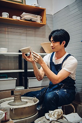 포토 JPG 남자 맨라이프 실내 한명 들기 앉기 상반신 20대 옆모습 앞치마 한국인 도자기 작업실 도자기물레 성인남자한명만 도자기공방 국내포토 1 라이프스타일 뷰포인트 모션 사람 동양인 청년 내부 공예 물레 남자한명만 성인남자만 파일형식