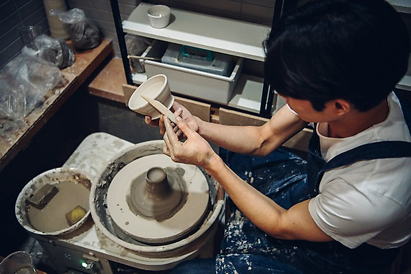 포토 JPG 남자 맨라이프 실내 한명 들기 앉기 상반신 20대 옆모습 앞치마 한국인 도자기 작업실 도자기물레 성인남자한명만 도자기공방 국내포토 1 라이프스타일 뷰포인트 모션 사람 동양인 청년 내부 공예 물레 남자한명만 성인남자만 파일형식