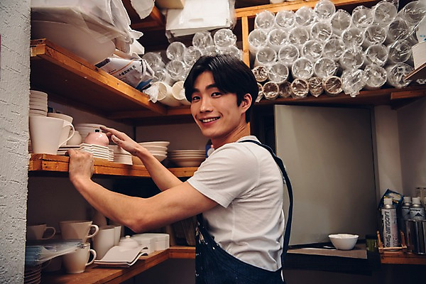 포토 JPG 남자 맨라이프 선반 실내 한명 서기 웃음 상반신 20대 옆모습 앞치마 한국인 도자기 작업실 성인남자한명만 도자기공방 국내포토 1 라이프스타일 뷰포인트 가구 모션 표정 사람 동양인 청년 내부 공예 남자한명만 성인남자만 파일형식