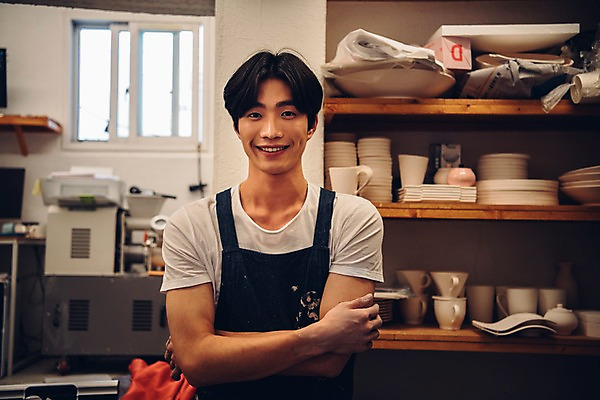 포토 JPG 남자 맨라이프 선반 실내 한명 서기 웃음 상반신 20대 앞모습 팔짱 앞치마 한국인 도자기 작업실 성인남자한명만 도자기공방 국내포토 1 라이프스타일 뷰포인트 가구 모션 표정 사람 동양인 청년 내부 공예 남자한명만 성인남자만 파일형식
