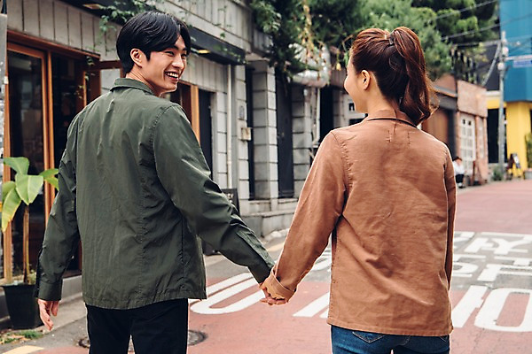 포토 JPG 주간 커플 여자 남자 커플라이프 웃음 상반신 20대 성인 야외 두명 뒷모습 아웃포커스 마주보기 걷기 손잡기 한국인 성인만 국내포토 자연요소 라이프스타일 뷰포인트 관계 모션 촬영기법 표정 사람 동양인 청년 파일형식