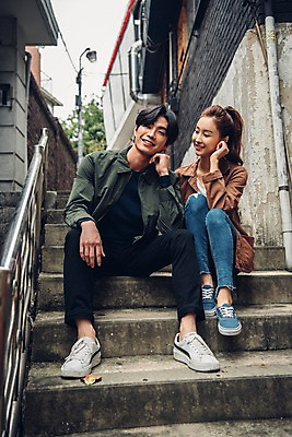포토 JPG 주간 전신 커플 여자 남자 커플라이프 데이트 웃음 앉기 20대 성인 야외 두명 앞모습 계단 한국인 성인만 국내포토 자연요소 라이프스타일 뷰포인트 관계 모션 표정 사람 동양인 청년 파일형식