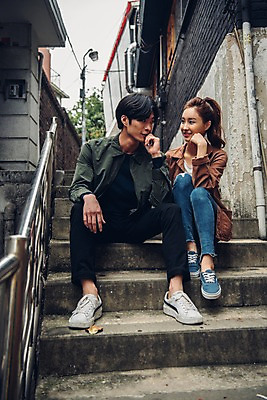 포토 JPG 주간 전신 커플 여자 남자 커플라이프 데이트 웃음 앉기 20대 성인 야외 두명 앞모습 마주보기 계단 한국인 성인만 국내포토 자연요소 라이프스타일 뷰포인트 관계 모션 표정 사람 동양인 청년 파일형식