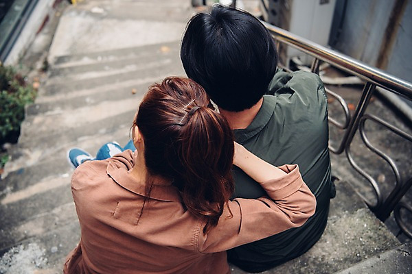 포토 JPG 주간 커플 여자 남자 커플라이프 데이트 앉기 상반신 20대 성인 야외 두명 뒷모습 아웃포커스 계단 기댐 한국인 성인만 국내포토 자연요소 라이프스타일 뷰포인트 관계 모션 촬영기법 사람 동양인 청년 파일형식